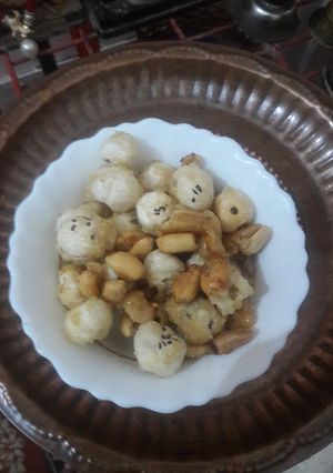 A picture of Sweet phool makhana and peanuts.