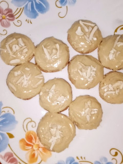 A picture of Butter cookies with buttercream frosting🍪🥚.