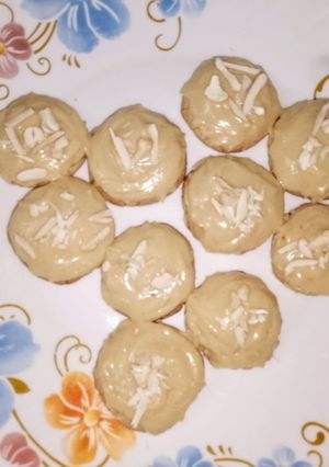 A picture of Butter cookies with buttercream frosting🍪🥚.