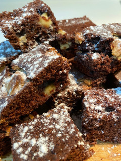 Una foto de Brownie con chocolate blanco 🍫