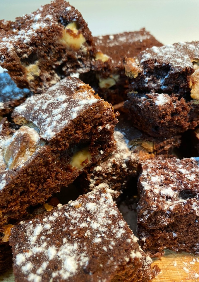 Una foto de Brownie con chocolate blanco 🍫