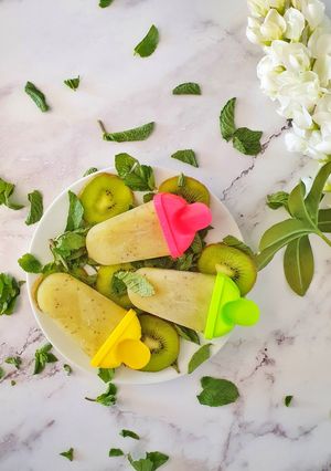 A picture of Kiwi ice popsicles.