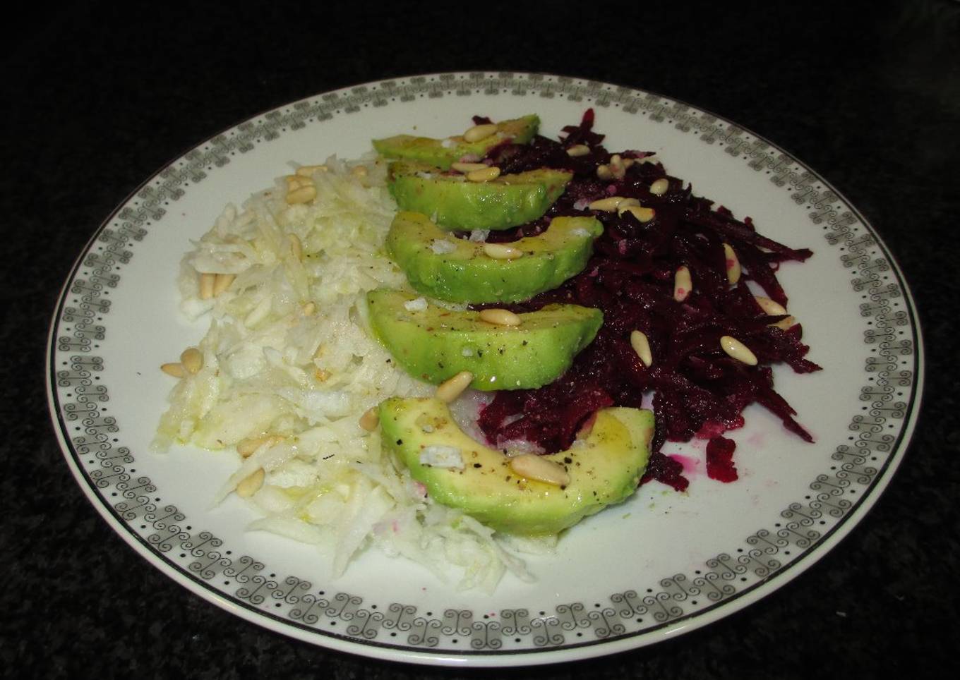 Ensalada con remolacha, aguacate y nabo blanco-veggie