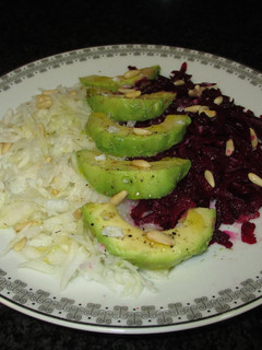 Una foto de Ensalada con remolacha, aguacate y nabo blanco-veggie