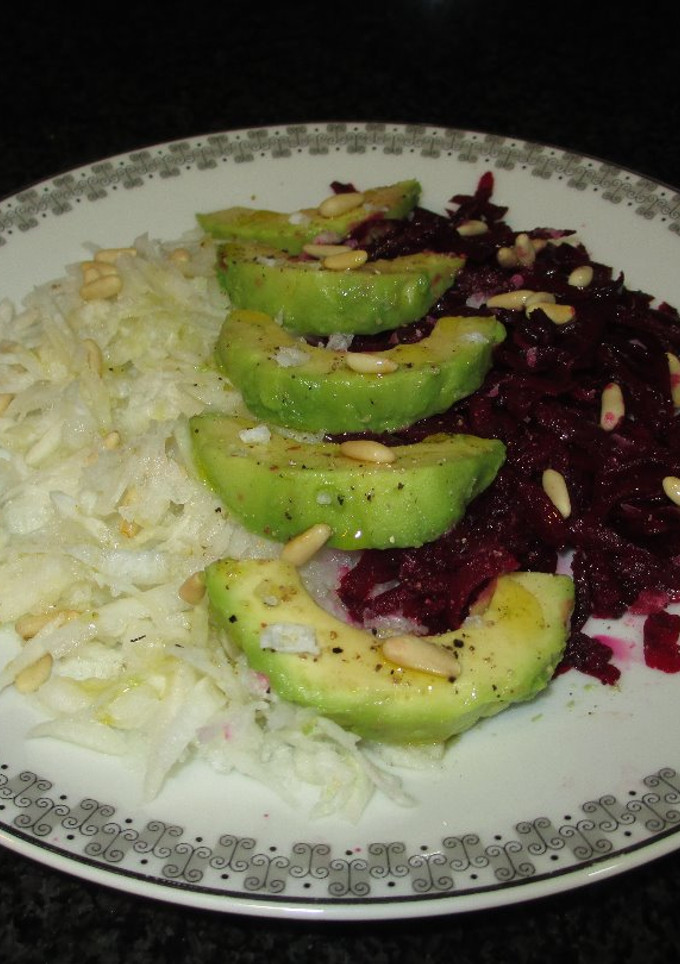 Una foto de Ensalada con remolacha, aguacate y nabo blanco-veggie