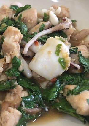 รูปของ ผัดกะเพราปลาหมึก🦑&ไก่🐔