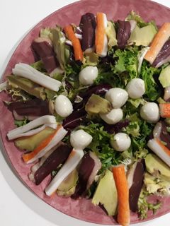 Una foto de Ensalada con jamón de pato y aguacate