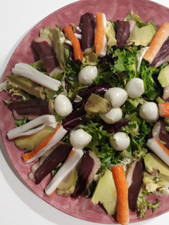 Una foto de Ensalada con jamón de pato y aguacate