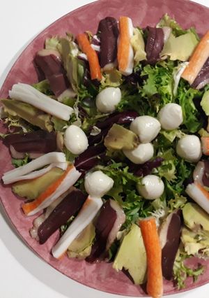 Una foto de Ensalada con jamón de pato y aguacate