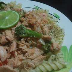 Una foto de Salmón desmenuzado con pasta