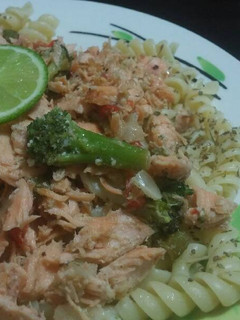 Una foto de Salmón desmenuzado con pasta