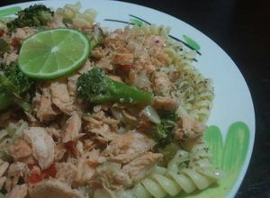 Una foto de Salmón desmenuzado con pasta