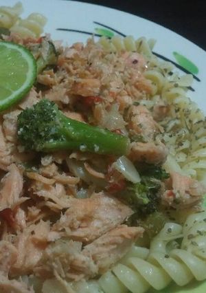 Una foto de Salmón desmenuzado con pasta