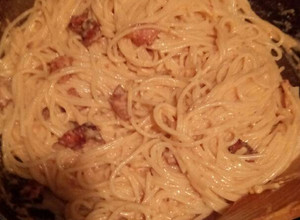 Una foto de Espagueti con tocino en salsa de queso y tomate¡
