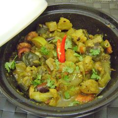 A picture of Chingri diye Panch Mishali Torkari (Bengali Dish cooked in a Moroccan Tagine Pot).