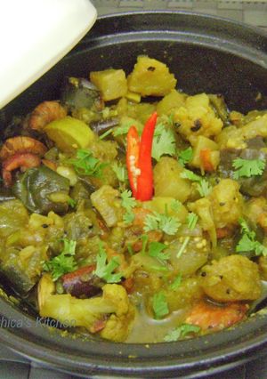 A picture of Chingri diye Panch Mishali Torkari (Bengali Dish cooked in a Moroccan Tagine Pot).