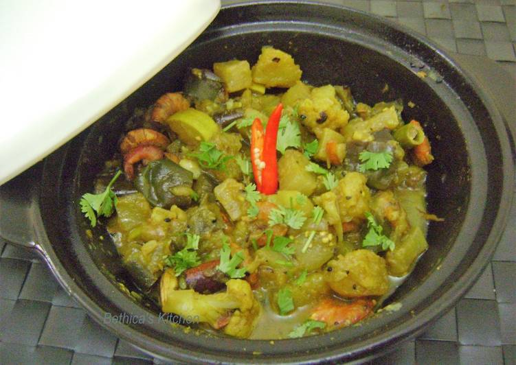 Recipe of Ultimate Chingri diye Panch Mishali Torkari (Bengali Dish cooked in a Moroccan Tagine Pot)