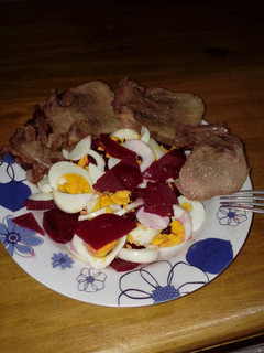 Una foto de Rodajitas de lengua con ensalada de remolacha y huevo duro !!!