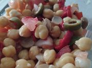 Una foto de ensalada de garbanzos