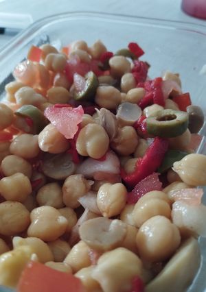 Una foto de 🥗Tupper de ensalada de garbanzos