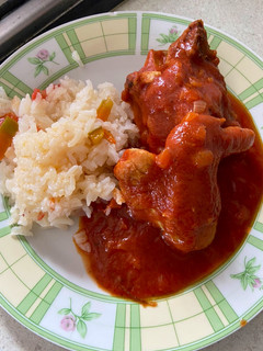 Una foto de Pollo en pasta de tomate