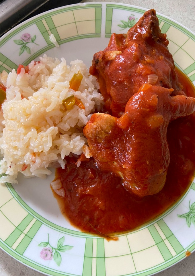 Una foto de Pollo en pasta de tomate