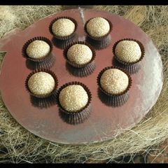 Til ladoo A picture of Til ladoo.