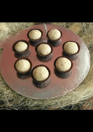 A picture of Til ladoo.
