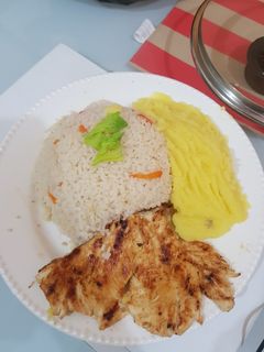 Una foto de Arroz con zanahoria puré de papa amarilla y pollo a la plancha