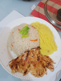 Una foto de Arroz con zanahoria puré de papa amarilla y pollo a la plancha
