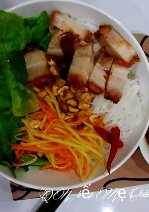 Hình của món Bún mắm nêm thịt heo quay.