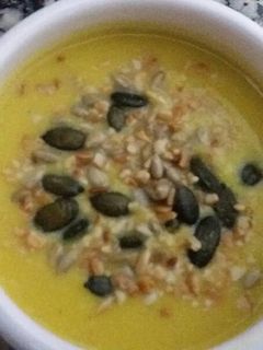 Una foto de Crema de calabaza, hinojo y manzana con cúrcuma