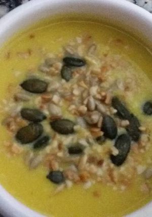 Foto principal de Crema de calabaza, hinojo y manzana con cúrcuma