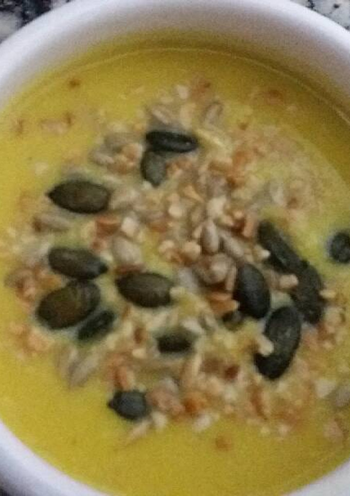 Una foto de Crema de calabaza, hinojo y manzana con cúrcuma