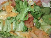 Una foto de ensaladas con pepino