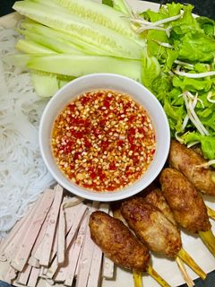 Hình của món Bún nem lụi nướng.