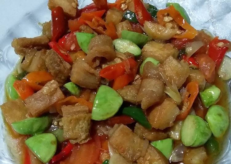 Tumis cucut asin pete
