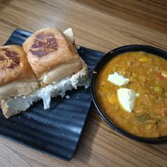 A picture of Pav bhaji without onion garlic.