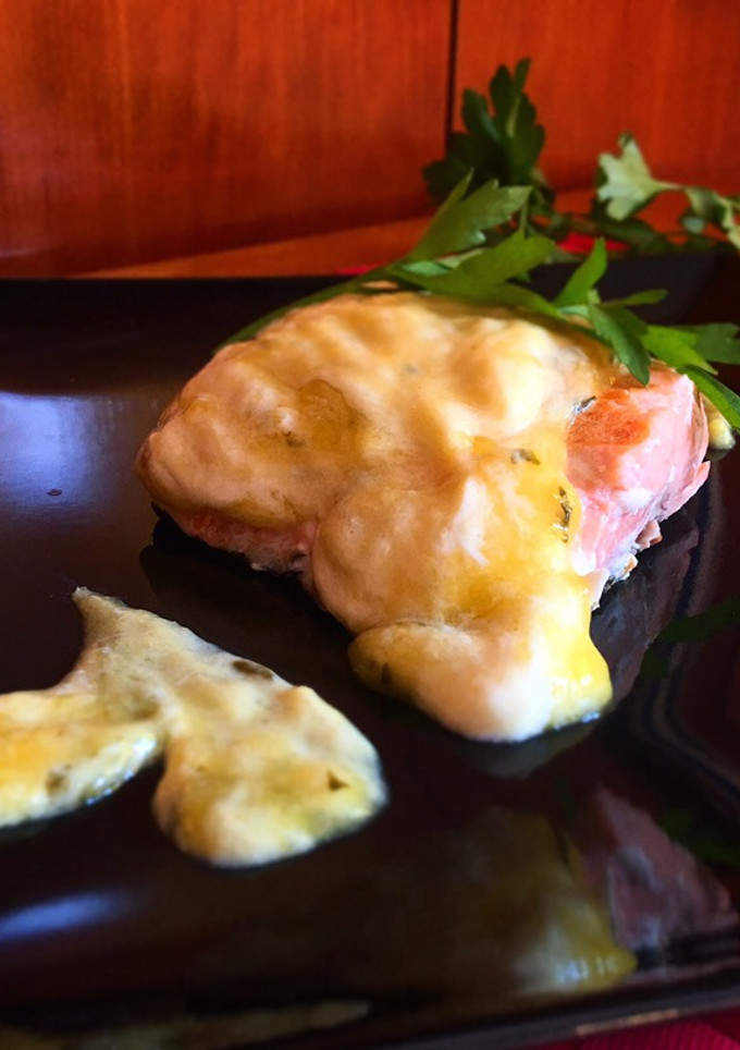 Una foto de Salmón a la plancha con salsa de mango y yogur rápida