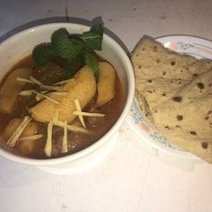 A picture of Aloo began salan.
