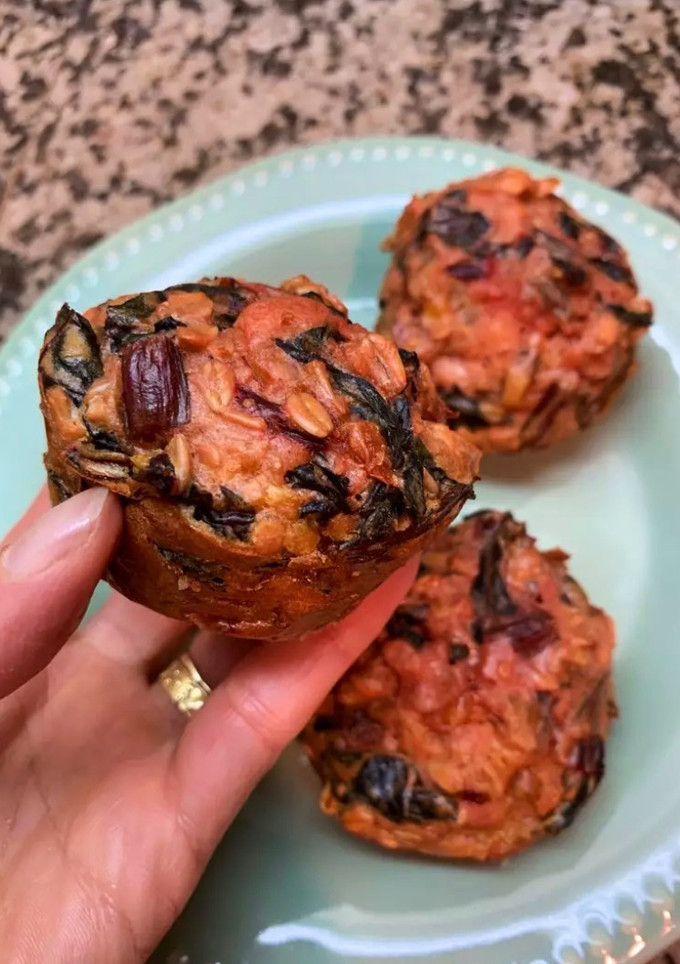 Una foto de Buñuelos con hojas de remolacha y sus pencas