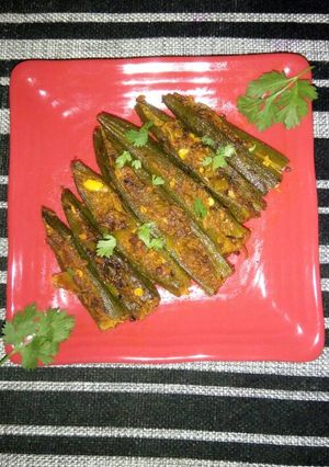 भरवा (स्टफ्ड) भिंडी (Bharwa (stuffed) bhindi recipe in hindi) रेसिपी मुख्य फोटो