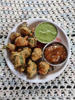 પાલક ડુંગળીના ભજીયા(palak dungri bhajiya recipe in Gujarati) રેસીપી મુખ્ય ફોટો