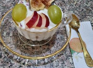 Une photo de Dessert à fruits de saison et yaourt grec