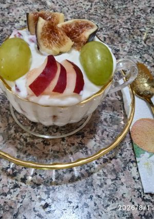 Une photo de Dessert à fruits de saison et yaourt grec
