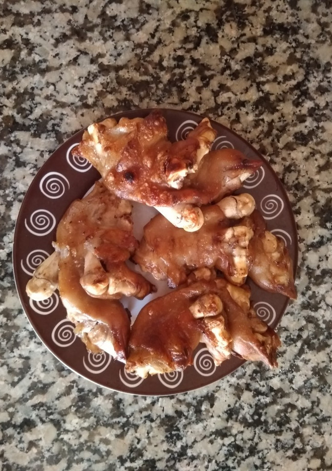 Una foto de Manitas de cerdo cocidas a la brasa
