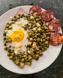 Guisantes con huevo y chorizo picante