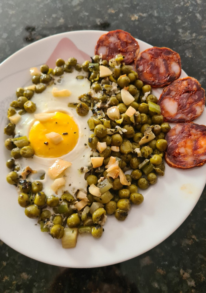 Una foto de Guisantes con huevo y chorizo picante