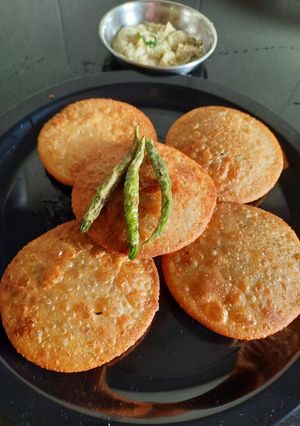 शेगाव कचोरी (Shegaon kachori recipe in marathi) रेसिपी चे मुख्य फोटो
