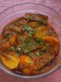 બટાકા રીંગણ નું શાક (Bataka Ringan Shak Recipe In Gujarati) રેસીપી મુખ્ય ફોટો
